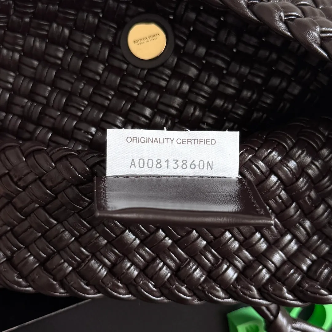Batch 2480 Bottega Veneta's Tosca, made with exquisite intrecciato weaving technology, three-dimensional trapezoidal cut, neat lines outline a high-end box structure that never fades, giving the soft lambskin a unique silhouette ✨ Small gold balls are embellished to add a sense of fashion, and one leather strip is woven in one piece, simple and advanced. The capacity is suitable for daily life, lifting weight is light, and showing a calm aura in every step. The shoulder-carrying design is practical and carries a low-key taste and relaxed fashion. It is a treasure item that adds points to your outfit. If you know BV, don’t miss it ~ Tosca is your silent business card when traveling around the world. Style number: 777680 Size: 17*19.5*1cm
